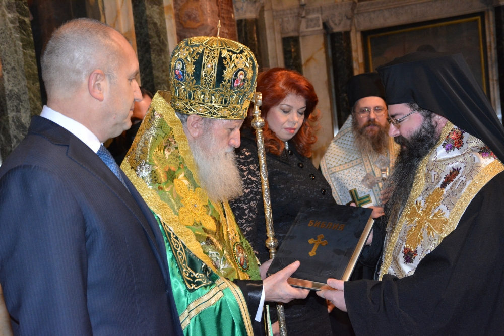 С молебен в Патриаршеската катедрала президентът Румен Радев и вицепрезидентът Илияна Йотова започнаха втория си мандат