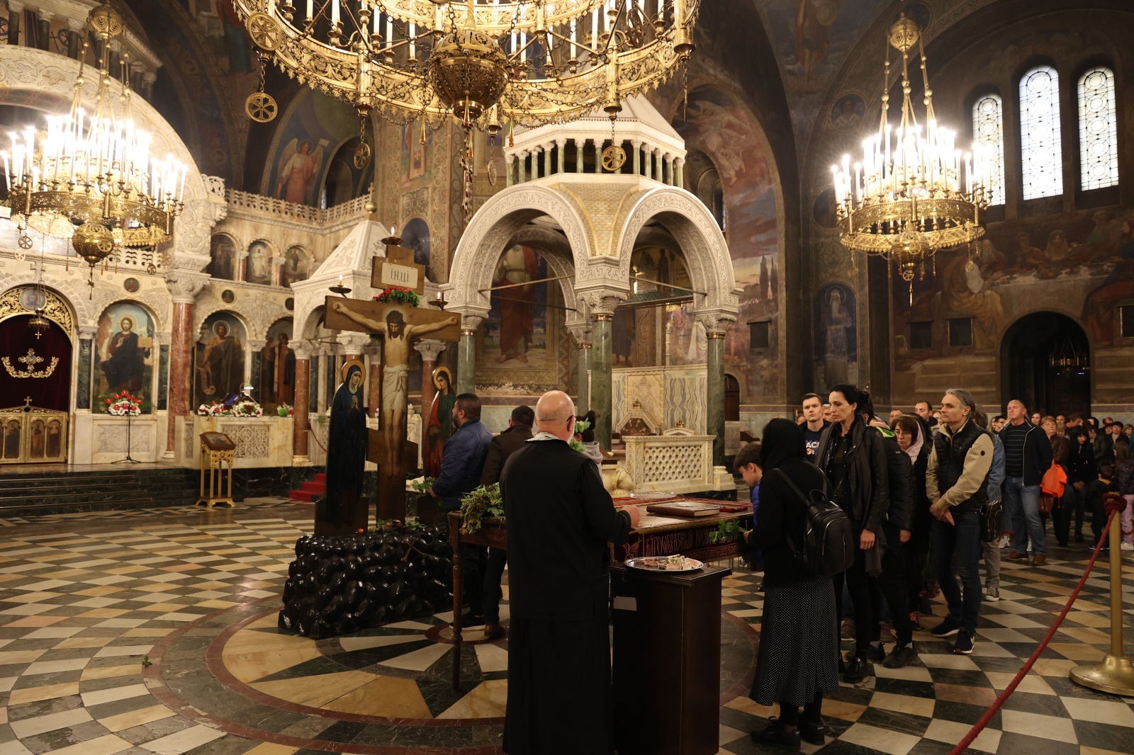 Изнасяне на Христовата плащаница в Патриаршеската катедрала 